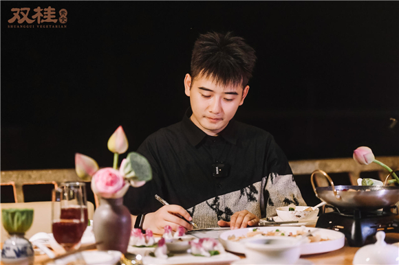 网络达人在为美食打分。动主办方供图 华龙网发