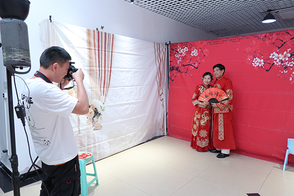 摄影师正在为老兵夫妇拍摄。龙溪街道办事处供图 华龙网发