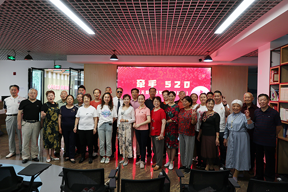 牵手“5.20”关爱退役军人婚纱照拍摄活动现场。龙溪街道办事处供图 华龙网发