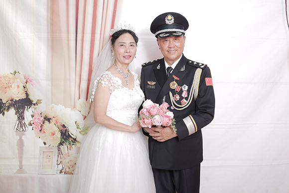 退役老兵与老伴的婚纱照。龙溪街道办事处供图 华龙网发