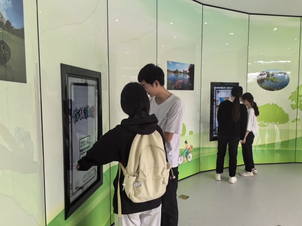 市民体验生态文明互动小游戏。徐雯瑄