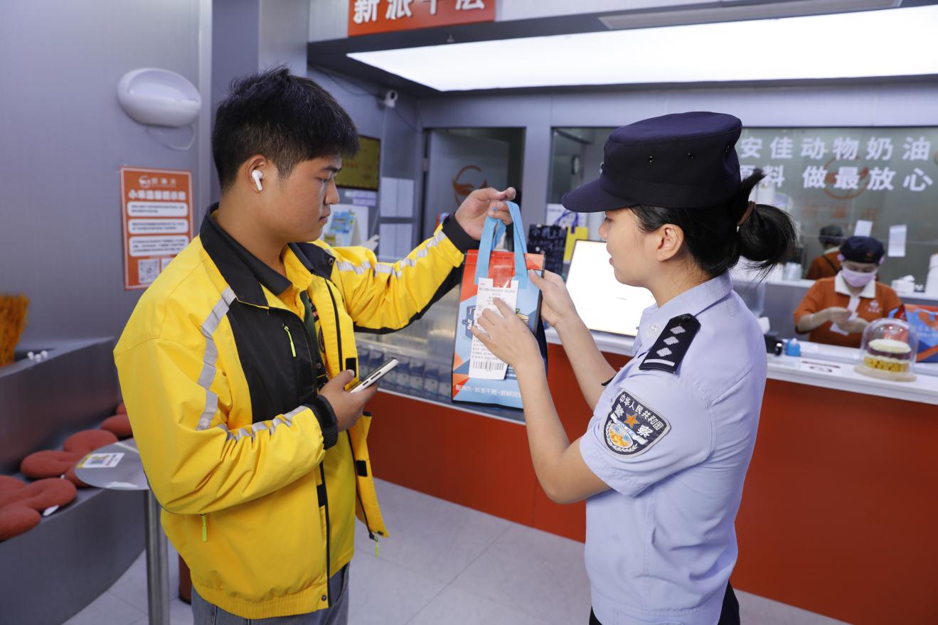 3民警向外卖员提醒小票反诈内容